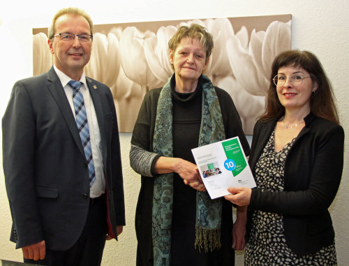 Rüdiger Gennies (Bürgermeister Reichshof) und Sylvia Asmussen (Leiterin Unterstützung des Ehrenamtes) begrüßen Christine Brach in ihrer neuen Funktion. (Foto: OBK)