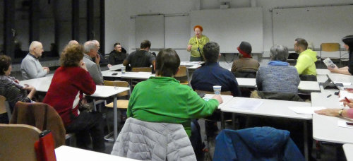 Gitta Quercia-Naumann freut sich über die große Teilnehmerrunde. (Foto: OBK)