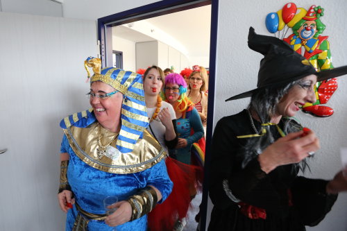 Zahlreiche Wiever stürmten das Büro des Landrats. (Foto: OBK)