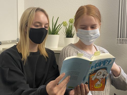 Als begeisterte Vorleserinnen für ihren digitalen Vortrag aktiv: die FSJler des Bildungsbüros Kim Bernatzki (l.) und Madeleine Funke (r.). (Foto: OBK) Als begeisterte Vorleserinnen für ihren digitalen Vortrag aktiv: die FSJler des Bildungsbüros Kim Bernatzki (l.) und Madeleine Funke (r.). (Foto: OBK)