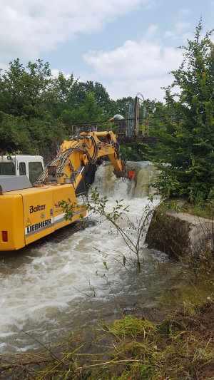 Die Baggerarbeiten am Wehr erfolgen vom Beverbach aus.(Foto: OBK)