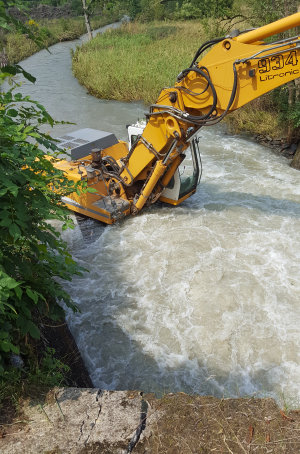 Die Baggerarbeiten am Wehr erfolgten auch inmitten der starken Strömung. (Foto: OBK) 