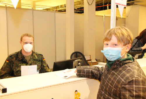 Auch bei der Anmeldung für die Kinder-Impfungen (5- bis 11-Jährige) ist die Bundeswehr vertreten. David (rechts) holte sich seine Impfung in der Impfstelle Gummersbach ab. (Foto: OBK)
