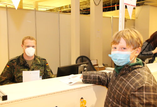 Auch bei der Anmeldung für die Kinder-Impfungen (5- bis 11-Jährige) ist die Bundeswehr vertreten. David (rechts) holte sich seine Impfung in der Impfstelle Gummersbach ab. (Foto: OBK) Auch bei der Anmeldung für die Kinder-Impfungen (5- bis 11-Jährige) ist die Bundeswehr vertreten. David (rechts) holte sich seine Impfung in der Impfstelle Gummersbach ab. (Foto: OBK)
