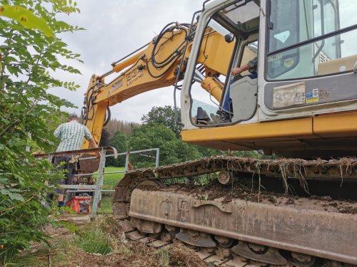 Mit schwerem Gerät wurden die Arbeiten am Beverdamm erfolgreich durchgeführt. (Foto: OBK) 
