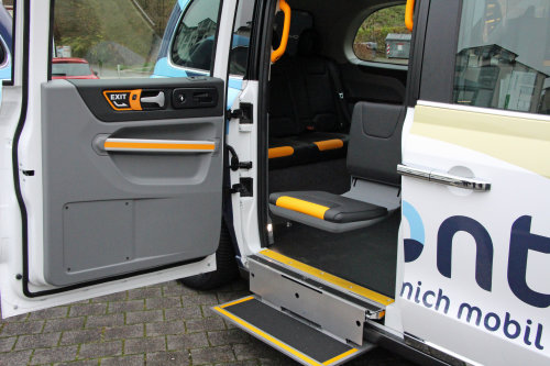 Für Mobilitätseingeschränkte stehen wahlweise eine Rampe, eine zusätzliche Trittstufe oder ein aus dem Fahrzeug drehender Schwenksitz bereit, um bequem einzusteigen. (Foto: OBK) Für Mobilitätseingeschränkte stehen wahlweise eine Rampe, eine zusätzliche Trittstufe oder ein aus dem Fahrzeug drehender Schwenksitz bereit, um bequem einzusteigen. (Foto: OBK)