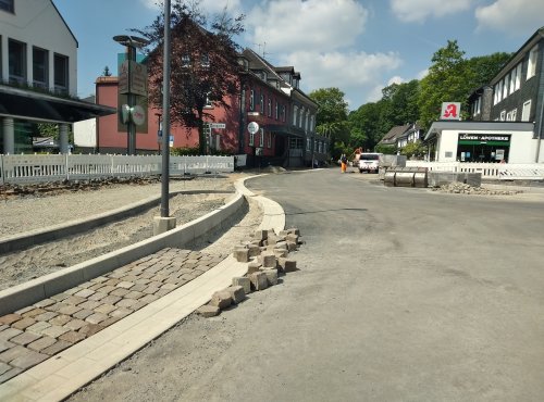 Derzeit werden die Gehwege und Randanlagen im Wiehler Stadteingang West erneuert. (Foto: OBK)