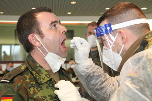 Durchführung eines tiefen Rachen- und Nasenabstrichs. (Foto: OBK)