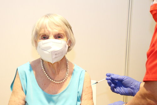 Elisabeth Klug aus Engelskirchen erhielt heute ihre Zweitimpfung und die 100.000ste Impfung im oberbergischen Impfzentrum. (Foto: OBK)