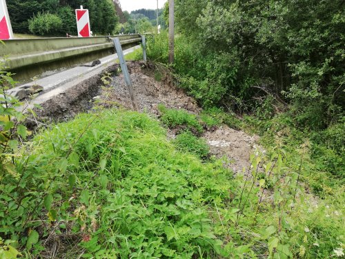 Die abgerutschte Böschung an der K 18 wird wieder aufgebaut. (Foto: OBK) Die abgerutschte Böschung an der K 18 wird wieder aufgebaut. (Foto: OBK)