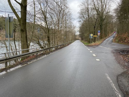 Die Kreisstraße 5 entlang der Bever, welche im Zuge des 2. Bauabschnitts umfänglich umgestaltet wird. (Foto: OBK) Die Kreisstraße 5 entlang der Bever, welche im Zuge des 2. Bauabschnitts umfänglich umgestaltet wird. (Foto: OBK)