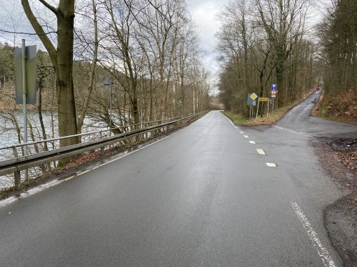 Die Kreisstraße 5 entlang der Bever, welche im Zuge des 2. Bauabschnitts umfänglich umgestaltet wird. (Foto: OBK)