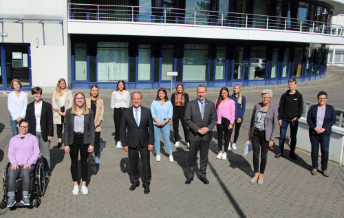 13 neue Auszubildende wurden im Kreishaus herzlich begrüßt. (Foto: OBK) 