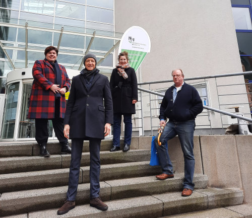 (v.l.) Sandra Karsten,Weitblick-Standortbegleiterin; Johannes P. Müller Standort-Lotse; Sylvia Asmussen, Leiterin der Ehrenamtsinitiative Weitblick und Paul Teschke, Standort-Lotse freuen sich über den gemeinsamen Start in Gummersbach. (Foto: OBK) (v.l.) Sandra Karsten,Weitblick-Standortbegleiterin; Johannes P. Müller Standort-Lotse; Sylvia Asmussen, Leiterin der Ehrenamtsinitiative Weitblick und Paul Teschke, Standort-Lotse freuen sich über den gemeinsamen Start in Gummersbach. (Foto: OBK)