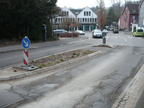 Die Wülfringhausener Straße (K48) (in Höhe Friedhofstraße) trifft auf die Hauptstraße im Wiehler Zentrum. Die Sperrung betrifft zudem auch die beiden im Baufeld befindlichen Parkplätze an der Wülfringhausener Straße. (Foto: OBK) Die Wülfringhausener Straße (K48) (in Höhe Friedhofstraße) trifft auf die Hauptstraße im Wiehler Zentrum. Die Sperrung betrifft zudem auch die beiden im Baufeld befindlichen Parkplätze an der Wülfringhausener Straße. (Foto: OBK)