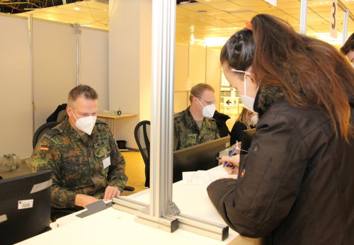 An der Anmeldung überprüfen die Soldatinnen und Soldaten, ob alle notwendigen Unterlagen für Impfung vorliegen. (Foto: OBK)