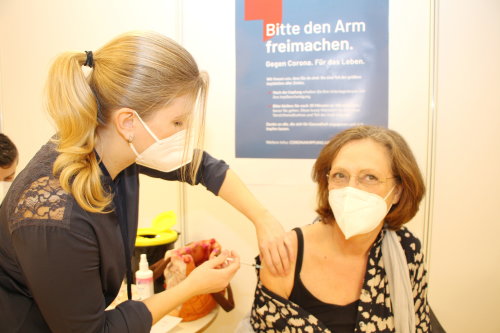 Dr. Susanne Flock: „Ich vertraue dem Vektor-Impfstoff.“ (Foto: OBK)