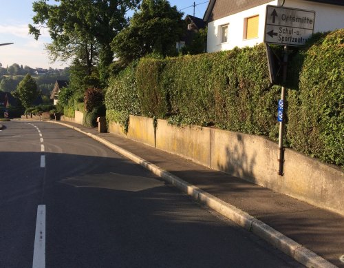 Schadhafte Teile der Stützmauer an der K 18 (Scharder Straße) in Marienheide werden ersetzt. (Foto: OBK)