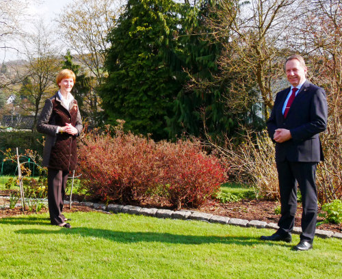 Monika Höfer wurde von Landrat Jochen Hagt mit dem Bundesverdienstkreuz ausgezeichnet. (Foto: OBK)