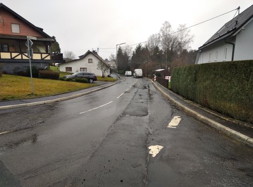 In der Ortslage Stockshöhe wird die Fahrbahn instand gesetzt. (Foto: OBK)