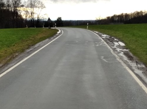 Die Bankette werden befestigt. (Foto: OBK)