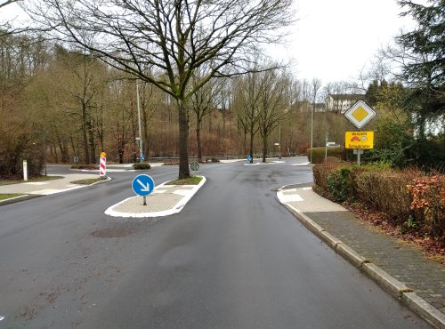 An der Wülfringhausenerstraße (hier Kreuzungsbereich Schulstraße/ Nibelungenstraße) wurden umfangreiche Sanierungsmaßnahmen durchgeführt. (Foto: OBK) An der Wülfringhausenerstraße (hier Kreuzungsbereich Schulstraße/ Nibelungenstraße) wurden umfangreiche Sanierungsmaßnahmen durchgeführt. (Foto: OBK)