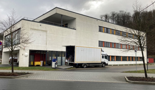 Vor dem Bestandsgebäude der AGewiS wird der Umzug-LKW beladen. (Foto: OBK)