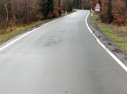 Schadhafte Stellen in der Fahrbahndecke der Kreisstraße 18 werden beseitigt. (Foto: OBK)