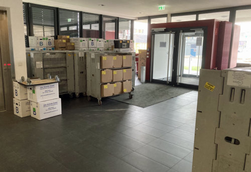 In der Eingangshalle der ehemaligen AGewiS stapeln sich die Umzugskartons. (Foto: OBK)