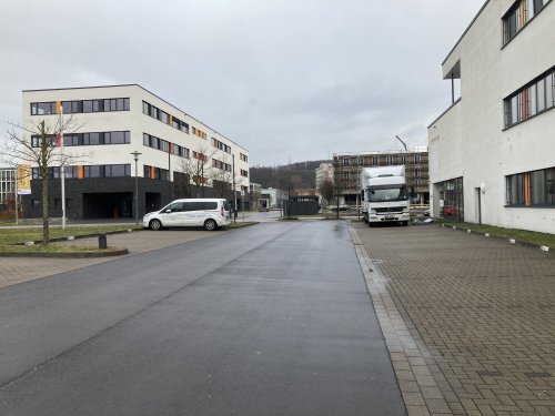Erweiterungsbau (links) und Bestandsgebäude(rechts). (Foto: OBK)