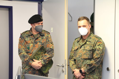 Oberstleutnant Thomas Meier (links), Leiter des Kreisverbindungskommandos der Bundeswehr, schaute in der Impfstelle Gummersbach und bei der Kontaktnachverfolgung im Gesundheitsamt vorbei. (Foto: OBK)