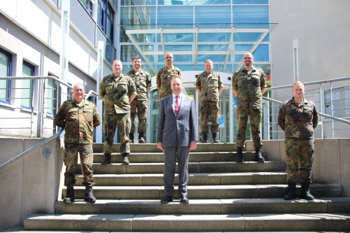Landrat Jochen Hagt (Mitte) dankt den Soldatinnen und Soldaten für ihre Unterstützung in den vergangenen Monaten. (Foto: OBK)