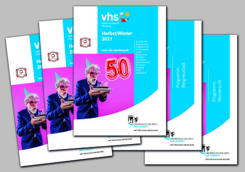 In den neuen Hefte der VHS-Oberberg steckt ein starkes Jubiläumsprogramm. (Foto: VHS Oberberg/ CE Grafik-Design)