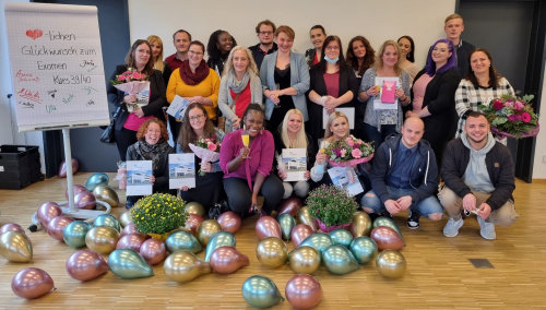Glückwünsche für die erfolgreichen Absolventinnen und Absolventen der Altenpflegeausbildung (Oktober 2021) in der AGewiS. (Foto: AGewiS) Glückwünsche für die erfolgreichen Absolventinnen und Absolventen der Altenpflegeausbildung (Oktober 2021) in der AGewiS. (Foto: AGewiS)