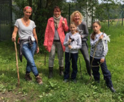 Angie Bonsch (2.v.l.) enagiert sich für Rehkitze. (Foto: Privat)