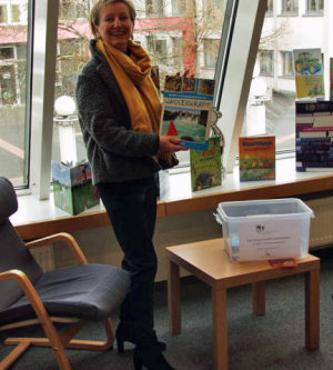 Gisa Hauschildt, Vorsitzende des Bücherei für Nümbrecht e.V. freut sich auf die weitere Zusammenarbeit mit dem Bildungsbüro Oberberg. (Foto: OBK)