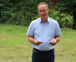Der Umweltdezernent des Oberbergischen Kreises Frank Herhaus erklärt, dass den landwirtschaftlichen Betrieben nach Begutachtung von möglichen Nutzflächen geeignete Pakete für den Vertragsnaturschutz zur Verfügung gestellt werden. (Foto: OBK) Der Umweltdezernent des Oberbergischen Kreises Frank Herhaus erklärt, dass den landwirtschaftlichen Betrieben nach Begutachtung von möglichen Nutzflächen geeignete Pakete für den Vertragsnaturschutz zur Verfügung gestellt werden. (Foto: OBK)