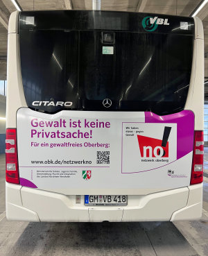 Auf drei OVAG-Bussen informiert die Gleichstellungsstelle des Oberbergischen Kreises über Hilfen gegen Gewalt durch das Netzwerk no! (Foto: Deutsche Verkehrswerbung)