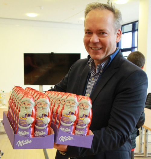Als Dankeschön für das gelungene Weihnachtskonzert verteilte Kreisdirektor Klaus Grootens Schoko-Nikoläuse. (Foto: OBK)