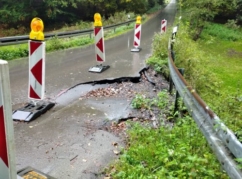 Die Fahrbahn ist infolge der Unterspülung abgesackt (Foto: OBK)