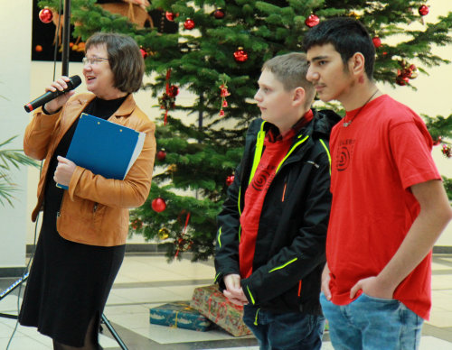 Schulleiterin Lydia Follmann und die Schülersprecher Mika Weber und Roni Gazni führten durch´s musikalische Weihnachtsprogramm im Kreishaus. (Foto: OBK)