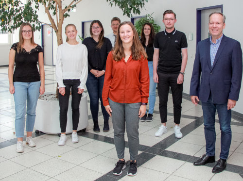 Kreisdirektor Klaus Grootens hat den Auszubildenden zum erfolgreichen Abschluss gratuliert. (Foto: OBK) Kreisdirektor Klaus Grootens hat den Auszubildenden zum erfolgreichen Abschluss gratuliert. (Foto: OBK)