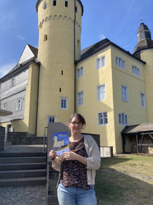 Museumspädagogin Miriam Klein mit der neuen Broschüre in Einfacher Sprache. (Foto: OBK)