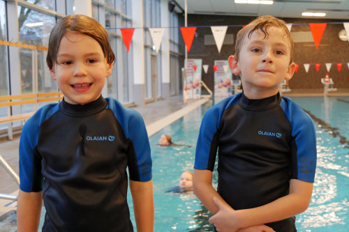 In den neuen Neoprenanzügen macht Paul und Rafael, WSV Wiehl, das Schwimmtraining noch mehr Spaß. (Foto: OBK)