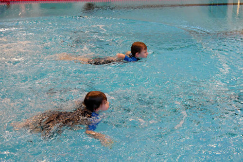 Die Nachwuchsschwimmer vom Wiehler Schwimmverein (WSV) fühlen sich in den  neuen Neoprenanzügen wohl. (Foto: OBK)