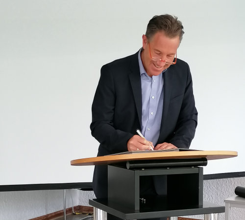 Sozial- und Gesundheitsdezernent des Oberbergischen Kreises Ralf Schmallenbach bei der Unterzeichnung des Kooperationsvertrags zur Bewegungsförderung in der Kindertagespflege. (Foto: OBK)    
