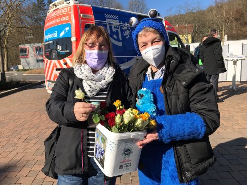 Helga Brings (links) bekam neben der Impfung auch Strüßje. Heidi Becher (rechts) vom Karnevalsverein Bielstein 1985 e.V. verteilte die Blumen. (Foto: OBK)