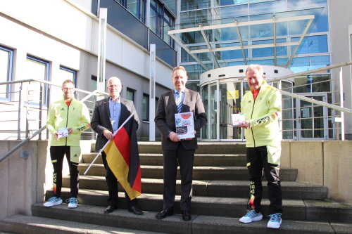 Kevin Müller (Stv. Leitung Kommunikation; Marketing DBS), Reinhard Schneider (Leiter Leitungsstab Oberbergischer Kreis), Landrat Jochen Hagt und Friedhelm Julius Beucher (Präsident Deutscher Behindertensportverband e.V.) (Foto: OBK)