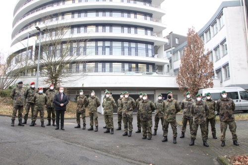 Landrat Jochen Hagt verabschiedete die Soldaten vor dem Kreishaus. (Foto: OBK)