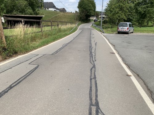 Die schadhafte Asphaltbefestigung der Kreisstraße 39. (Foto: OBK)
